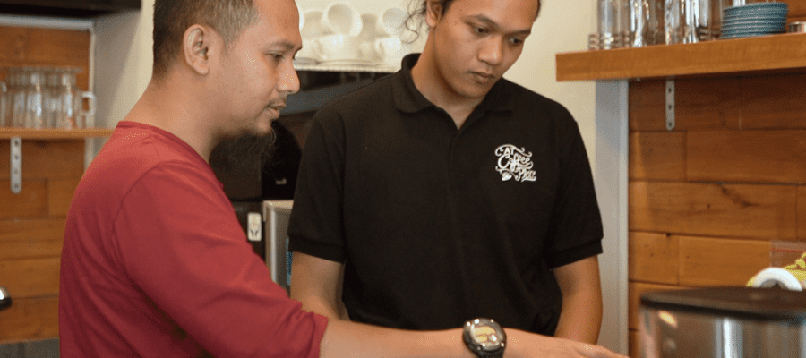 mempertahankan mitra