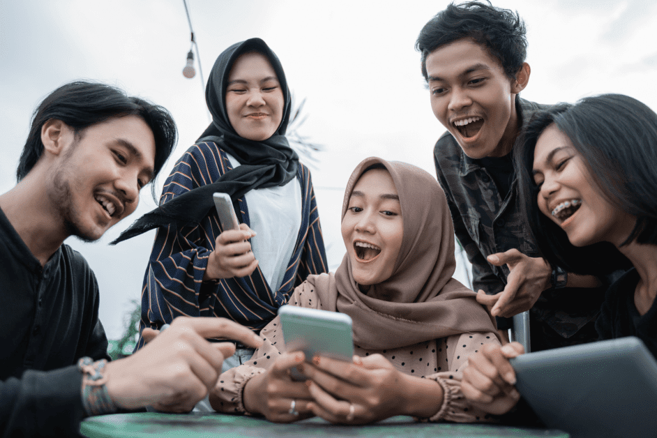 customer journey adalah sebuah perjalanan pelanggan Anda mulai dari awal mengetahui bisnis Anda, berinteraksi dengan produk Anda, hingga akhirnya memiliki keinginan dan memanfaatkan produk Anda